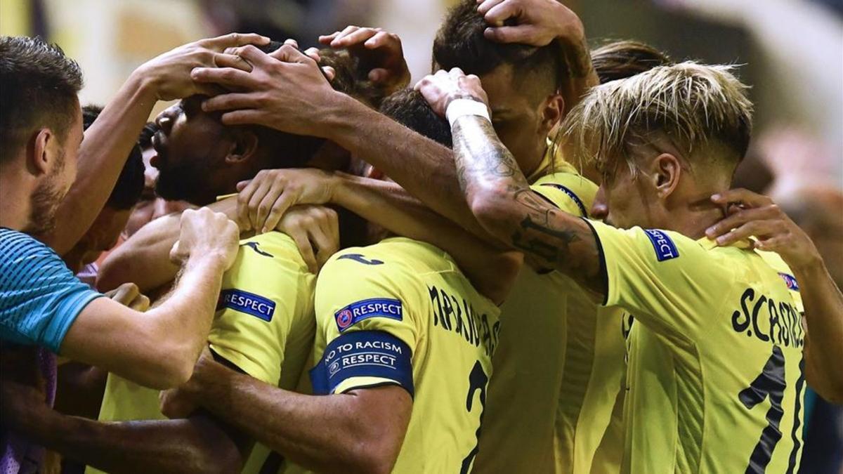 Los jugadores del Villarreal celebran el gol de Bakambu