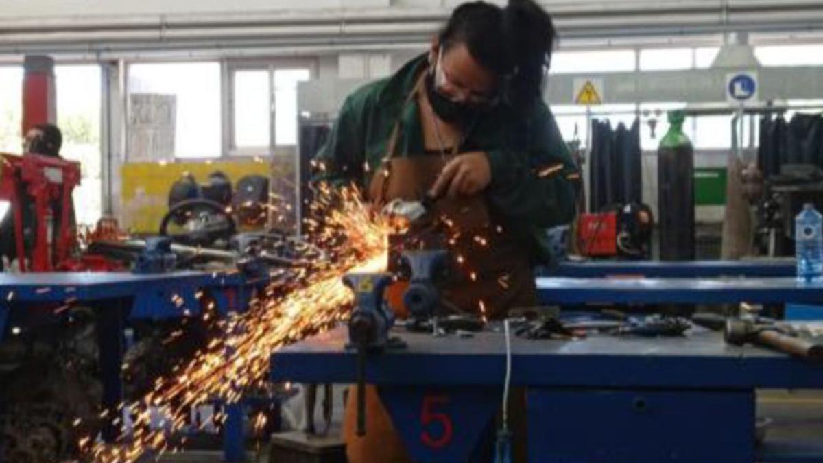 Una alumna trabajando en el taller de automoción.   | // FDV