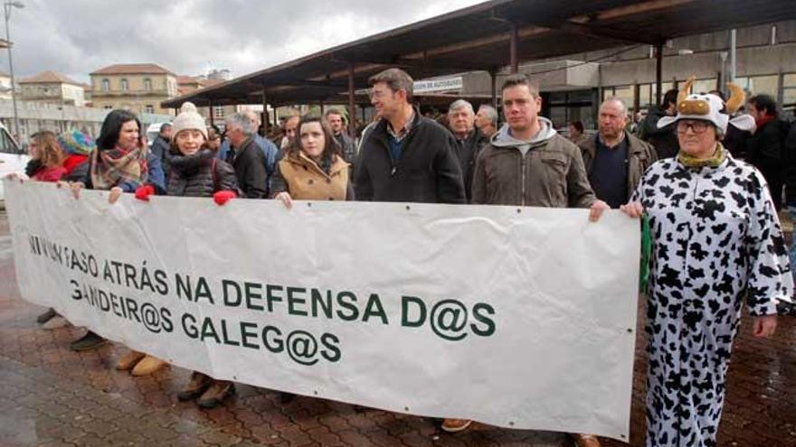 Propietarios de granjas, esta mañana, ante la Xunta. // Xoán Álvarez