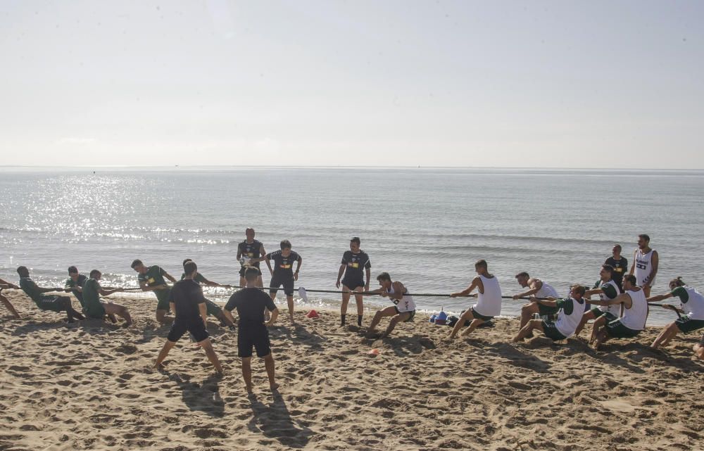 Entrenamiento del Elche CF en la playa de El Pinet