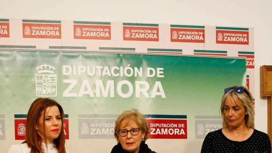 La diputada Escribano (centro) junto a Chacón (derecha) y Antruejo.