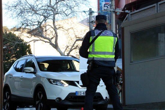 Efectius de la Policia Nacional al punt de control que han establert al Pertús el dimarts 30 de gener