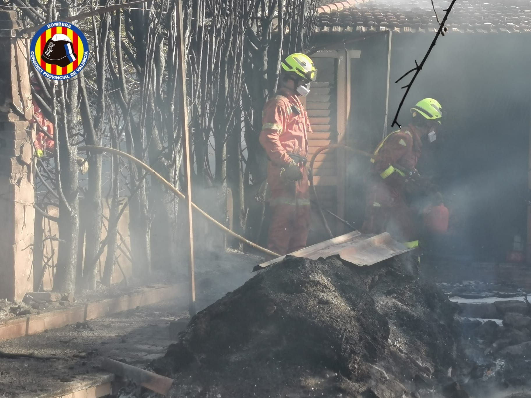 Los bomberos sofocan un incendio en Moncada