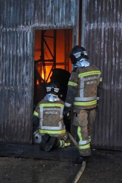 Arde una tienda de neumáticos en Murcia