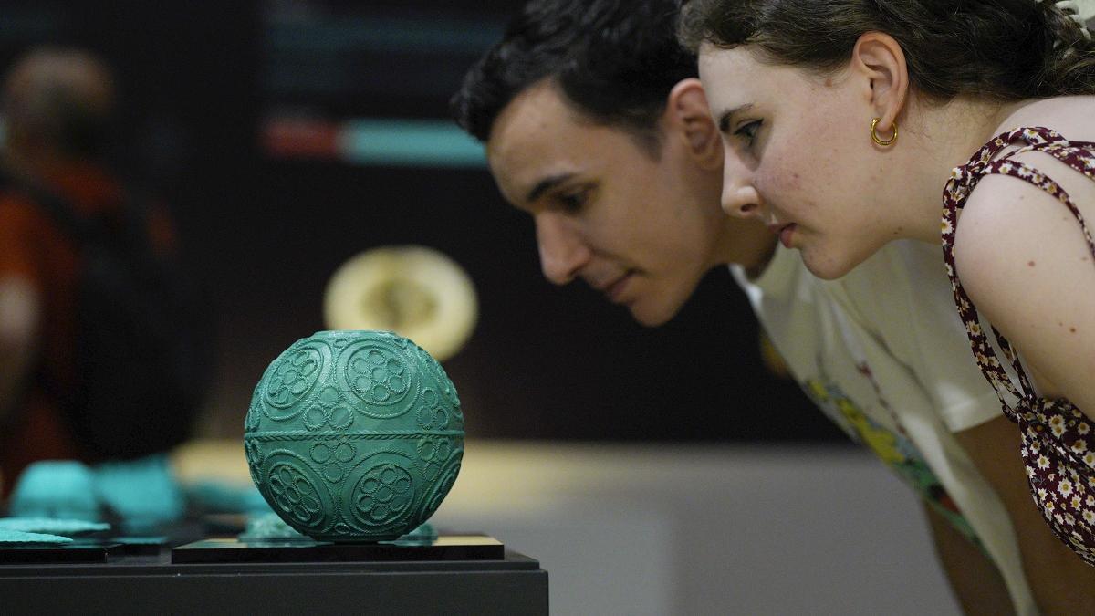 Visitantes en la exposición 'Lo que el ojo no ve' en el Museo Arqueológico de Córdoba.