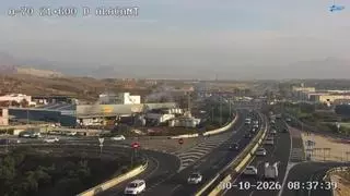 Un accidente en la A-70 provoca tres kilómetros de retenciones a la altura de Mercalicante y un vehículo arde en la AP-7 en Benissa