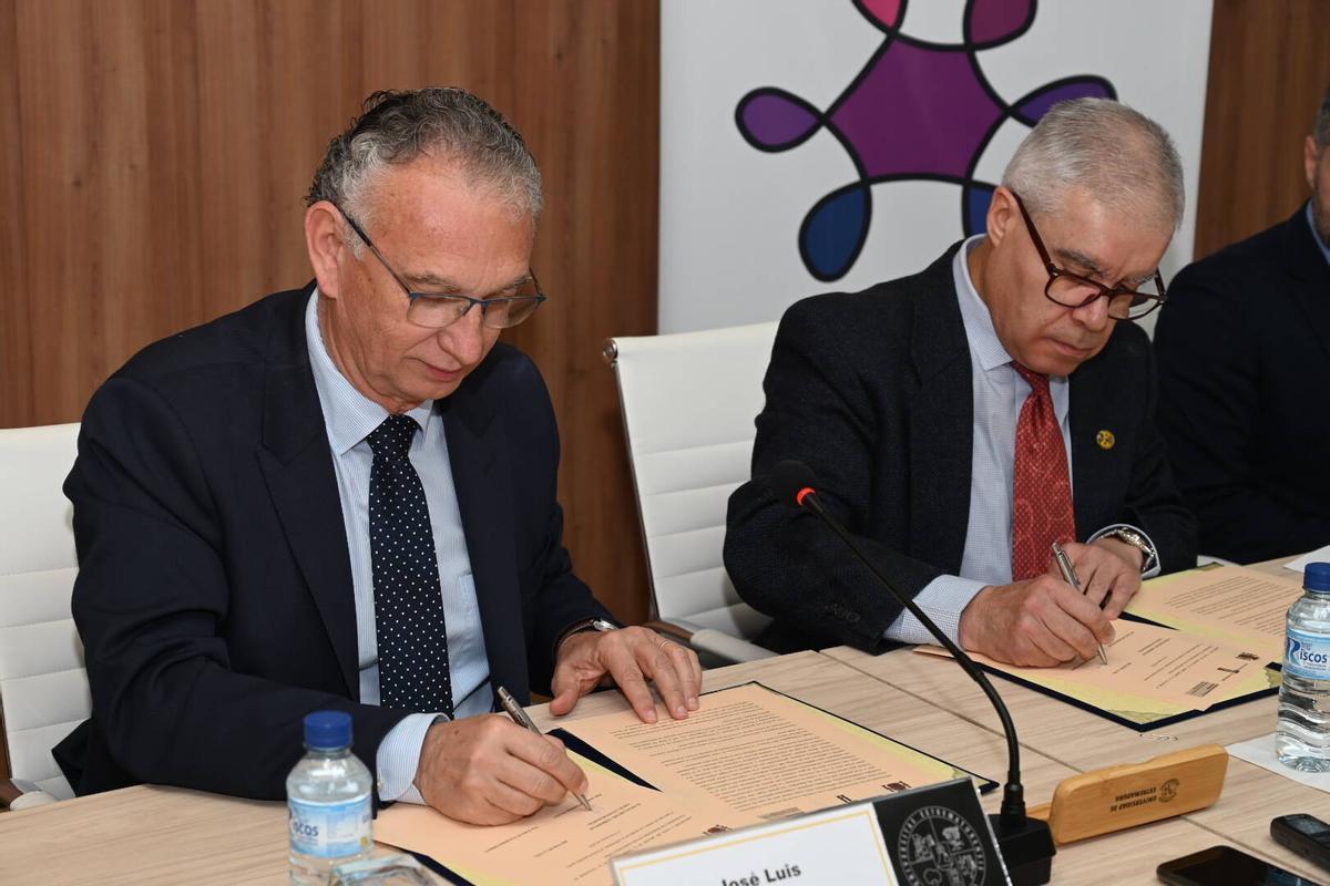 La firma del convenio, hoy, en el rectorado de la UEx.