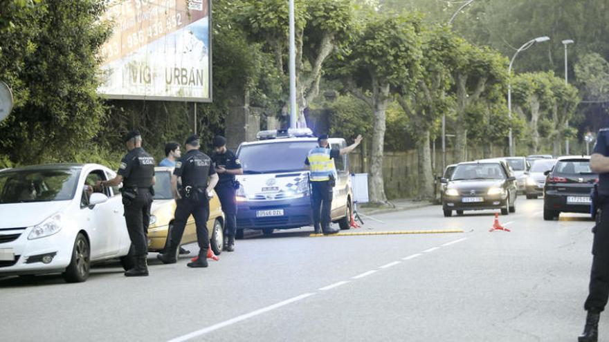 Agentes locales durante uno de los controles realizado recientemente en la avenida Atlántida. // A.Irago