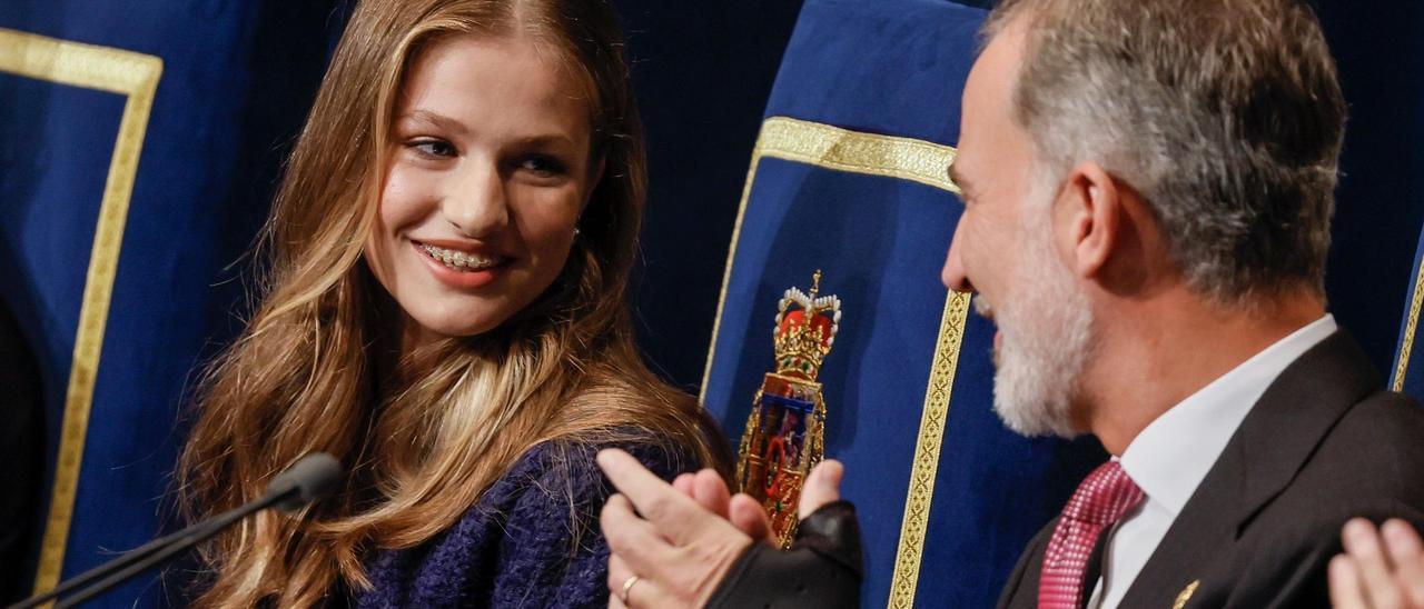 El rey Felipe VI aplaude a la princesa Leonor el pasado día 20, en la entrega de los premios Princesa de Asturias en Oviedo
