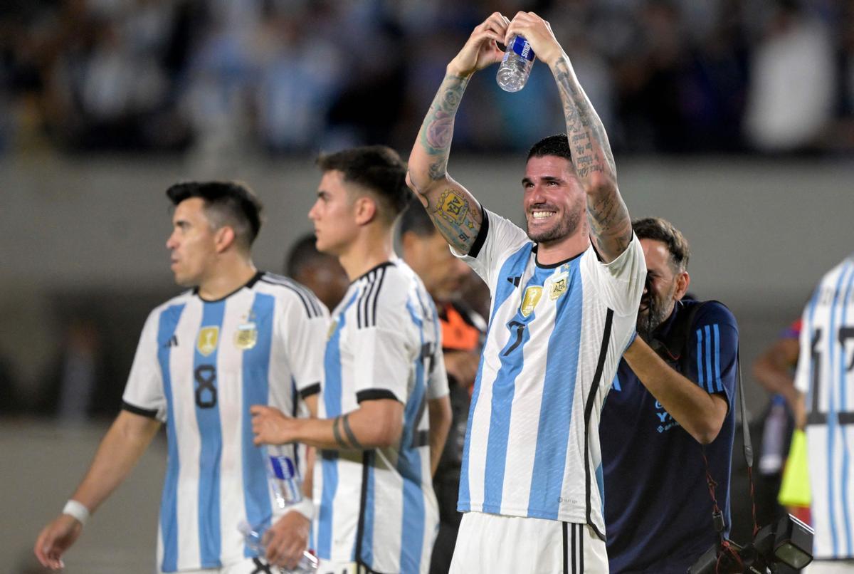 El mediocampista argentino Rodrigo De Paul (R) celebra junto al delantero Paulo Dybala (C) y el defensor Marcos Acuña (L) después de derrotar a Panamá durante el partido amistoso de fútbol entre Argentina y Panamá.