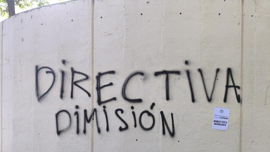 Pintadas contra la directiva del Mallorca en Son Moix: «Líderes en VIPS»