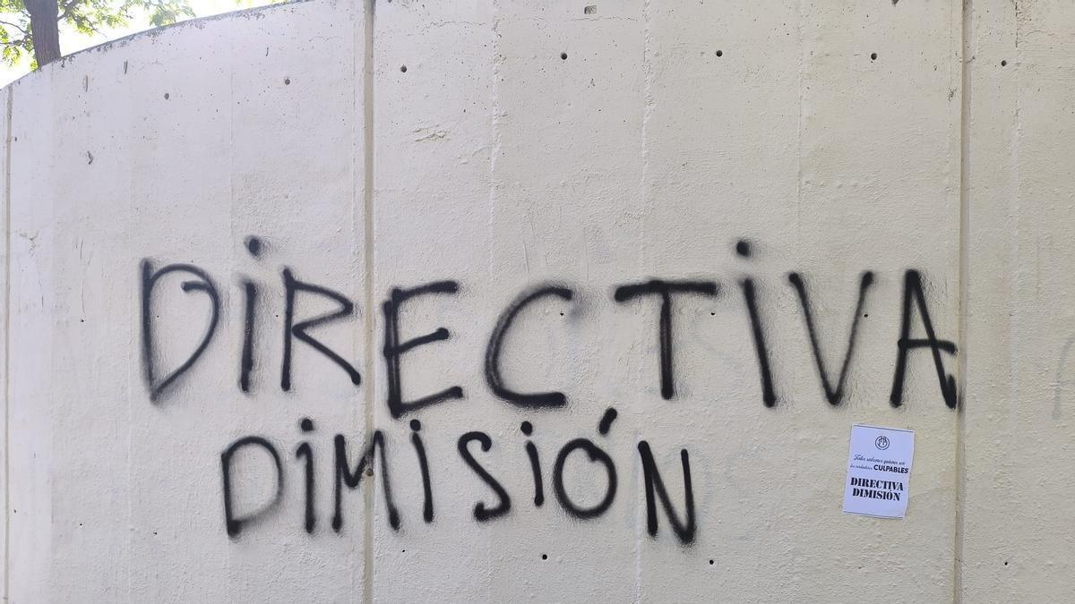 Pintadas contra la directiva del Mallorca en Son Moix: "Líderes en VIPS"
