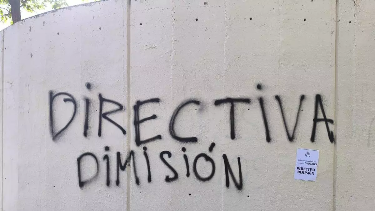 Pintadas contra la directiva del Mallorca en Son Moix: "Líderes en VIPS"