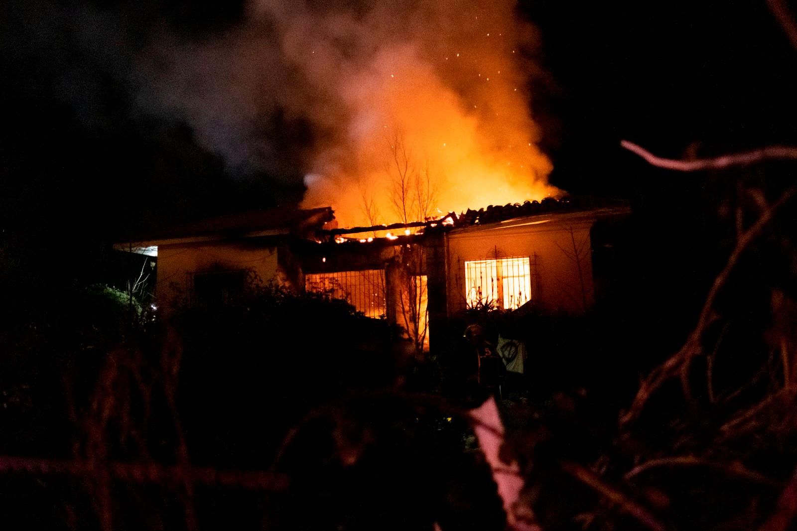 Una imagen del incendio desatado en una casa de Ribadesella.