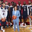 El equipo de baloncesto de EEUU, con Kamala Harris. Con el número 6, Lebron James.
