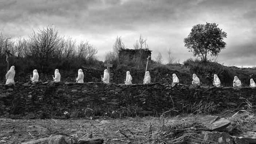 Imagen de la serie premiada con los cofrades vestidos con las mortajas en la procesión de Bercianos.