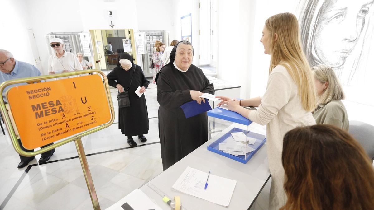 Una monja votando este pasado domingo en València