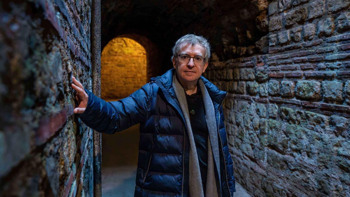 Santiago Posteguillo posa en las termas de Santa Bárbara de la ciudad alemana de Tréveris