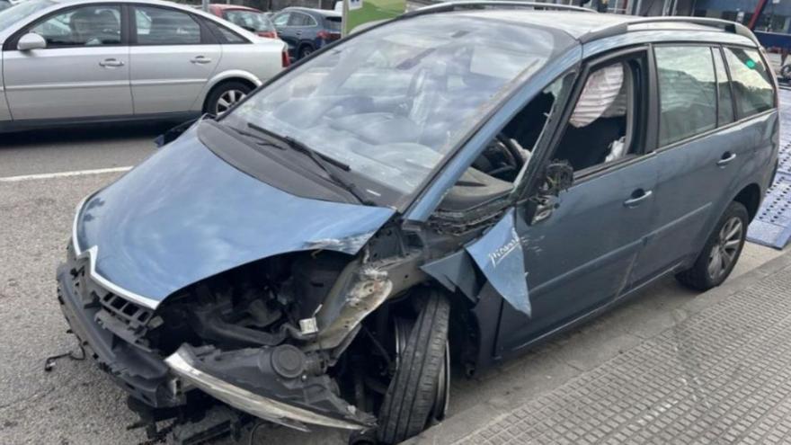El reventón de una rueda provoca un accidente de tráfico en Avilés