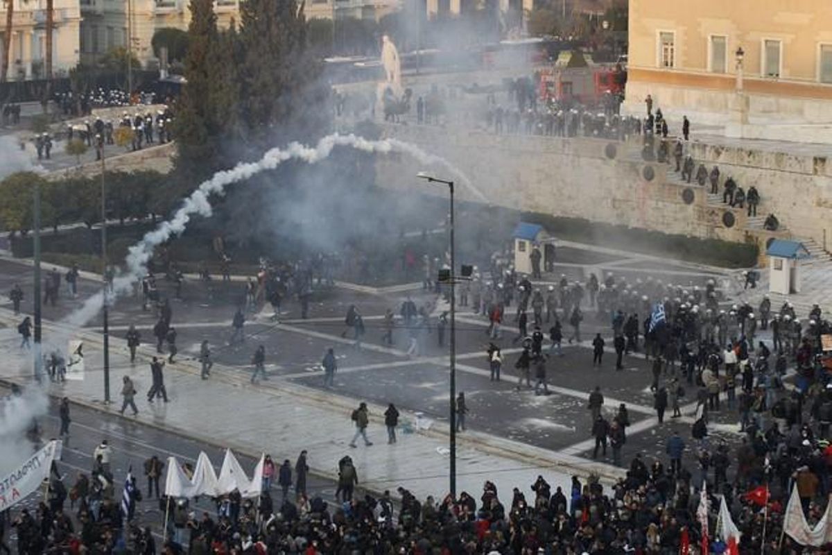 Mangueres d’aigua contra els manifestants a la plaça Syntagma d’Atenes.