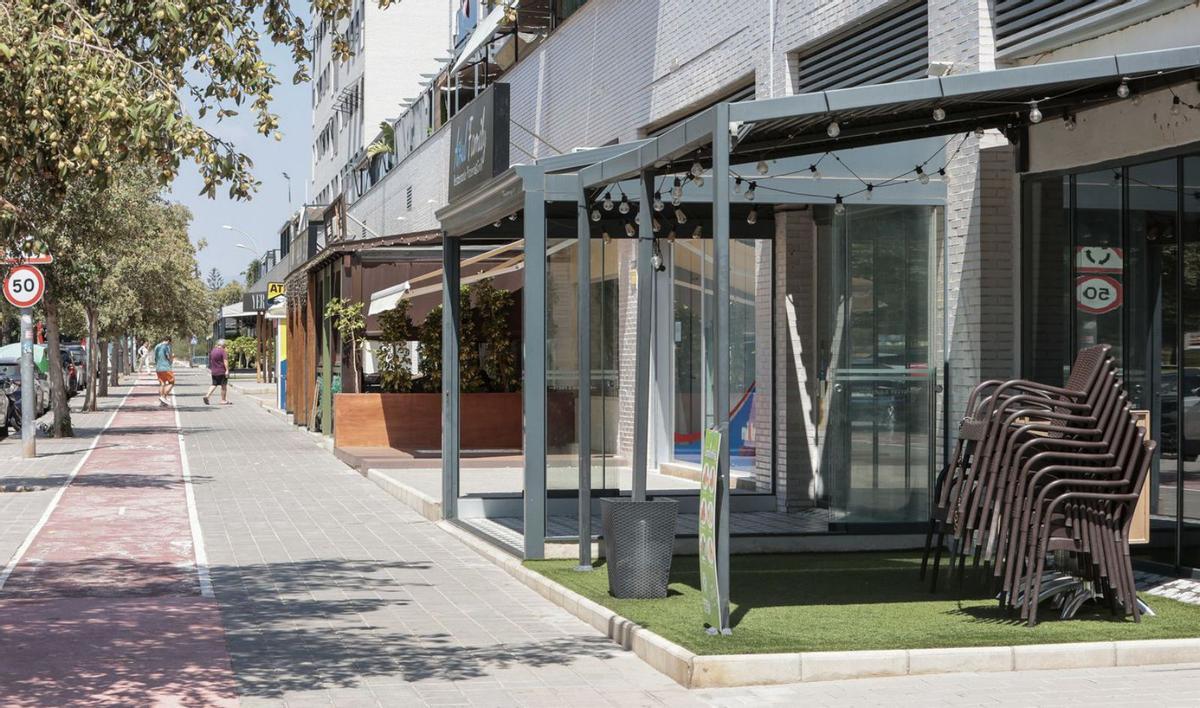 Algunos de los locales en venta en la zona alcanzan precios por encima de los 300.000 euros. | HÉCTOR FUENTES