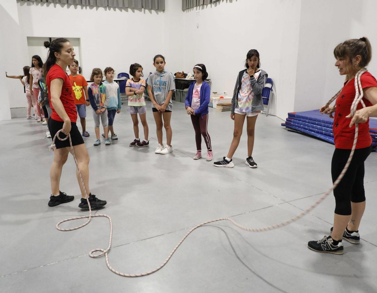 Un ejercicio de cuerda con las profesoras Greta Marí y Mercè Solé explicando la comba  / ANTONIO HERNÁNDEZ