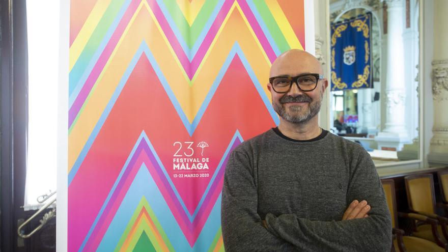 El diseñador pacence afincado en Sevilla Pedro Cabañas muestra el cartel anunciador del vigésimo tercer Festival de Cine
