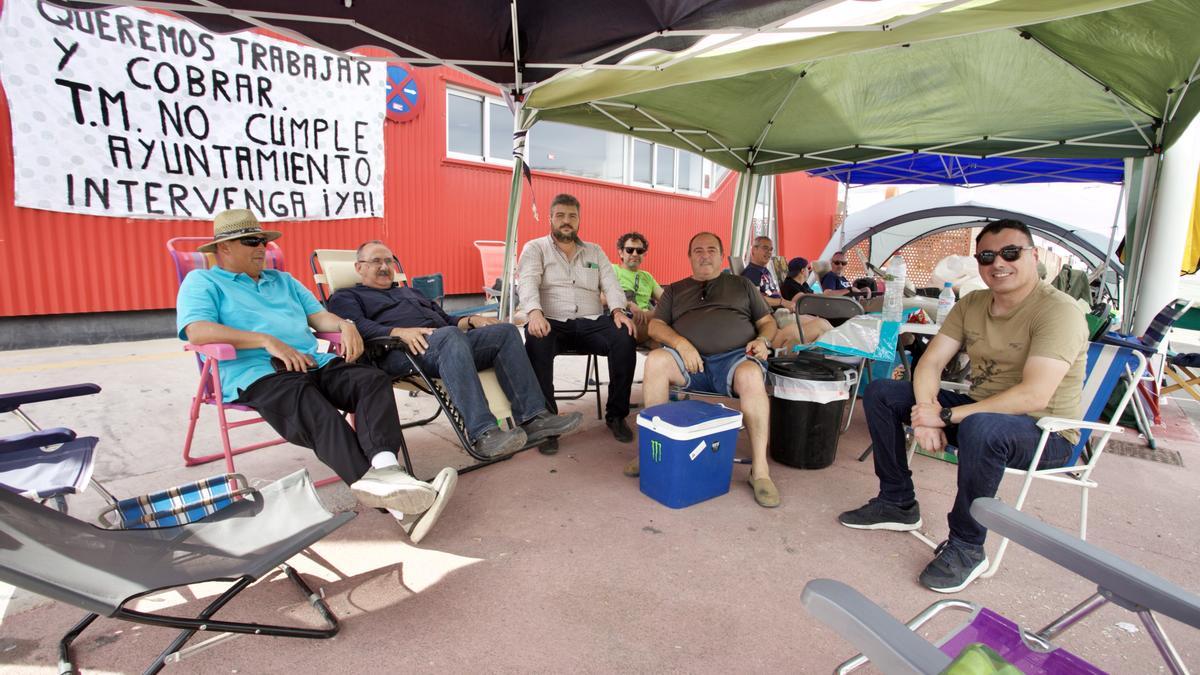 Concentración de los trabajadores a las puertas de las cocheras de Transportes de Murcia.