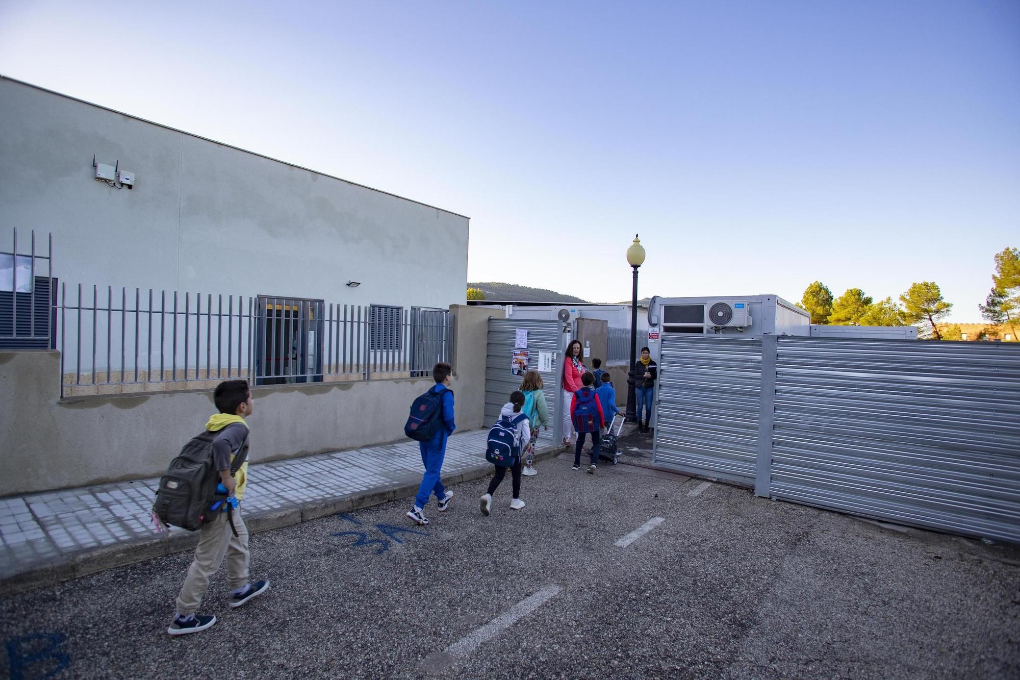 Protesta a las puertas del CEIP Lluís Vives de Bocairent por la paralización de las obras.