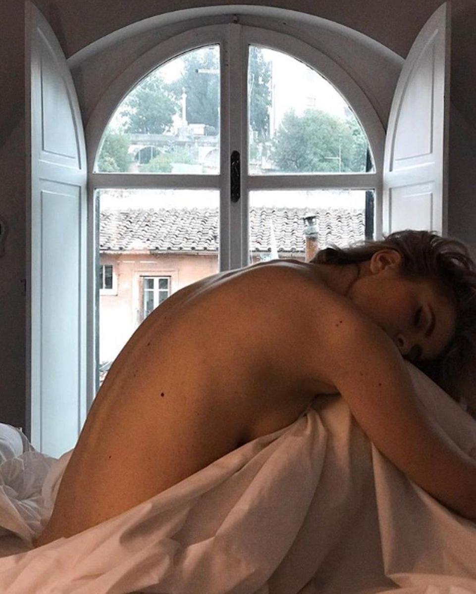 El desnudo romano de Adriana Abenia en la cama