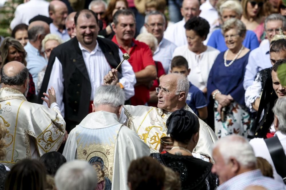 Procesión de la virgen de la salud y misa por las fiestas de Carreña de Cabrales