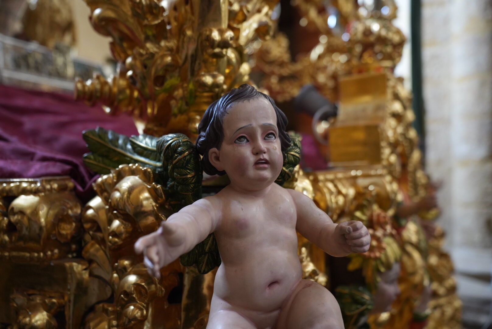 Los titulares procedentes de distintos sitios de la provincia van llegando a los templos, donde el sábado saldrán para participar en el Magno Vía Crucis.