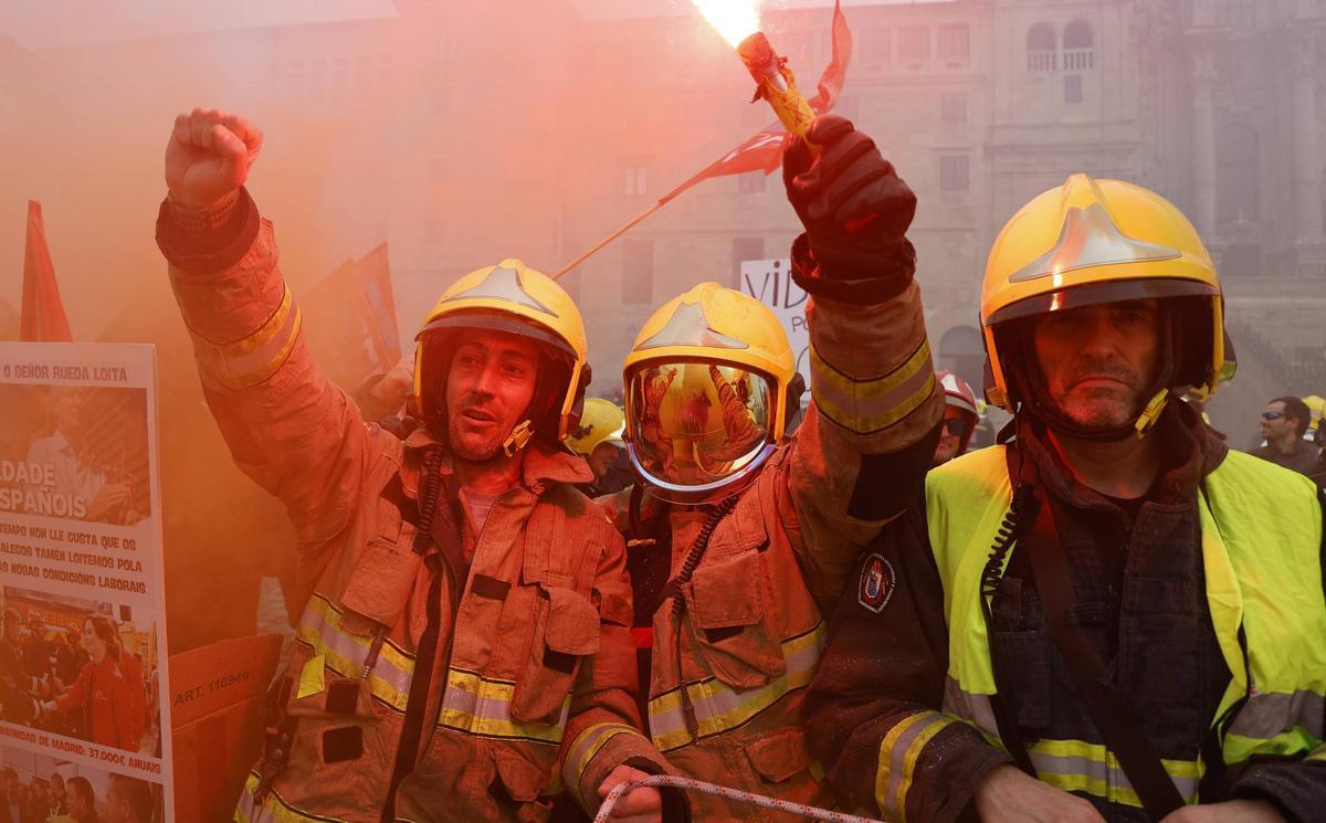 Los bomberos de los consorcios provinciales contra incendios llevan en huelga desde junio