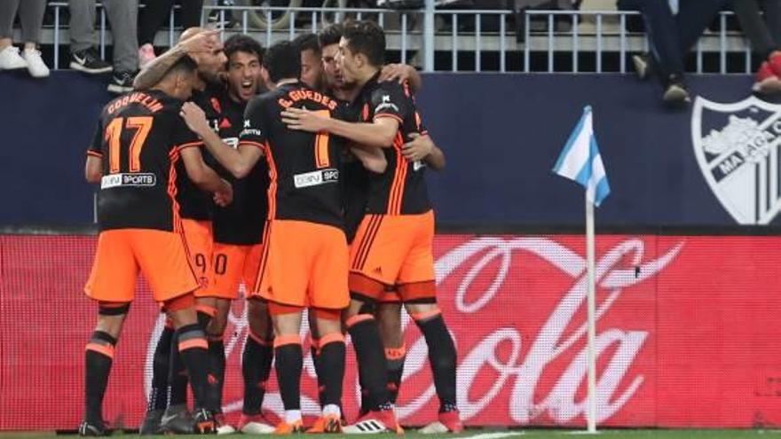 Los jugadores del Valencia se abrazan tras el gol de Parejo.