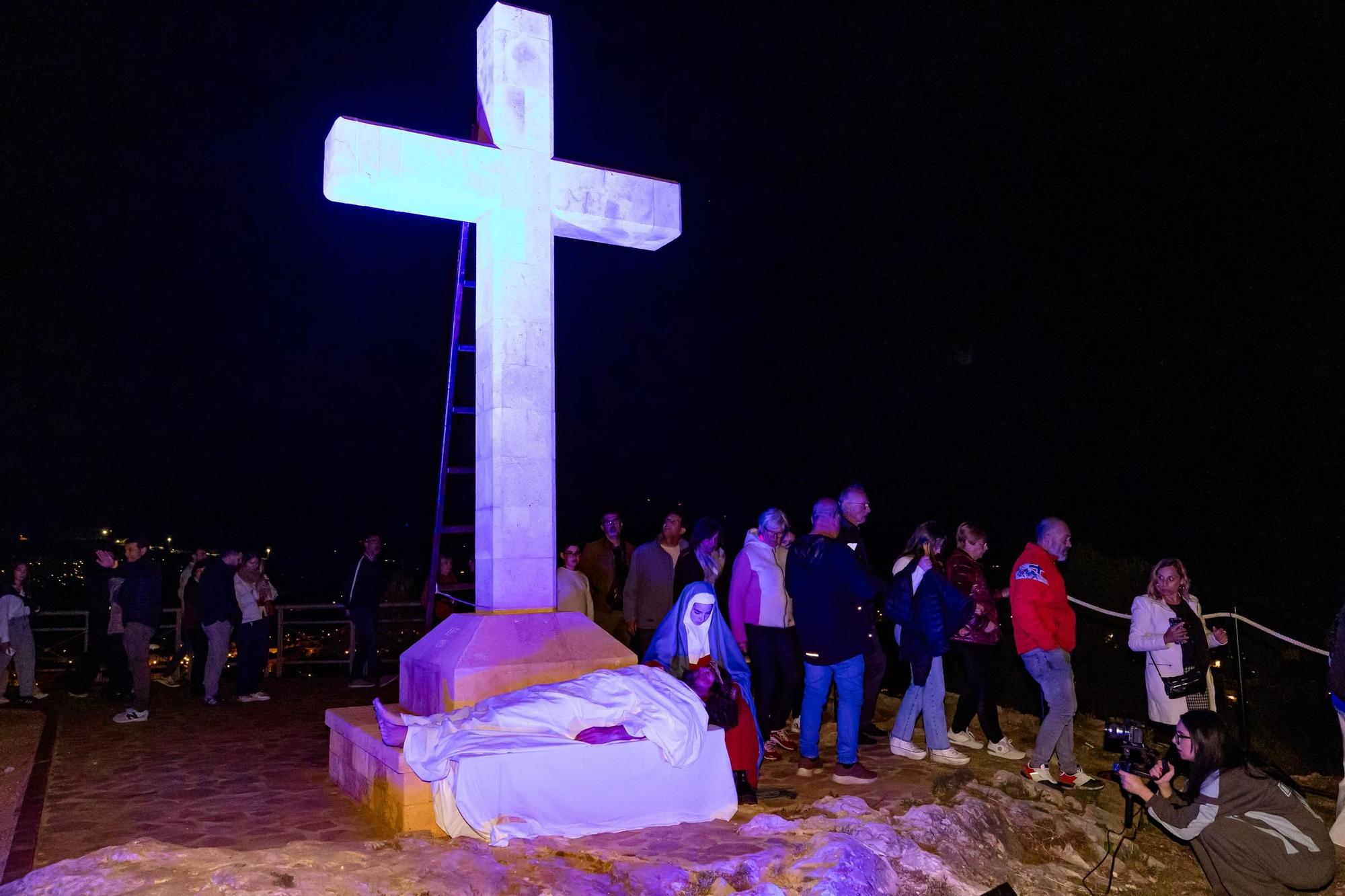 Actores y actrices amateurs escenifican “La Passió” de La Nucia en la noche del Jueves Santo