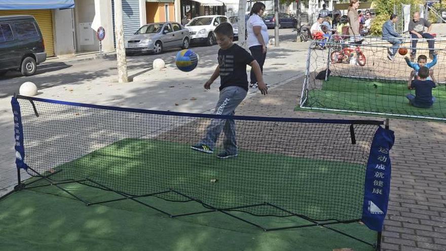 El futvoley con las porterías de fútbol para ciegos de fondo.