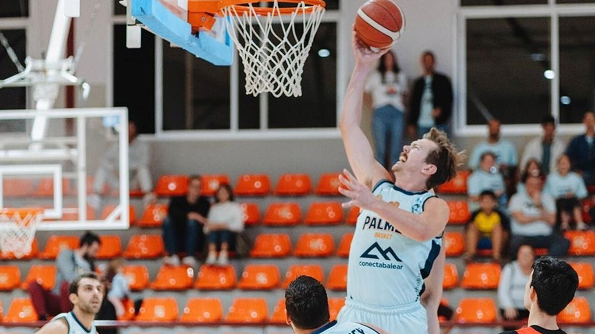 Nicholas encesta en el Palmer Basket Mallorca-Girona B disputado en Llucmajor