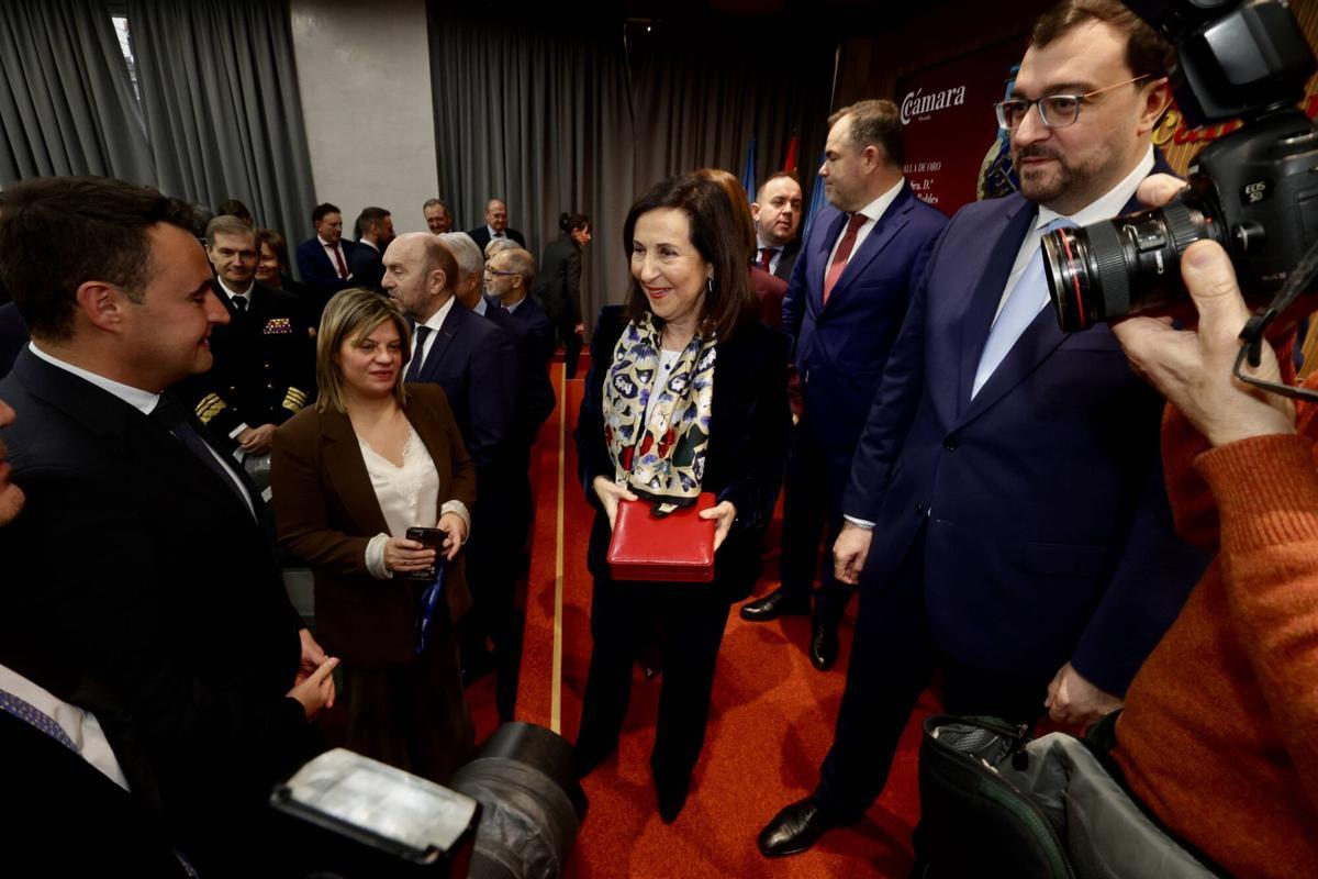 EN IMÁGENES: Margarita Robles recibe la Medalla de Oro de la Cámara de Comercio de Oviedo EN IMÁGENES: Margarita Robles recibe la Medalla de Oro de la Cámara de Comercio de Oviedo