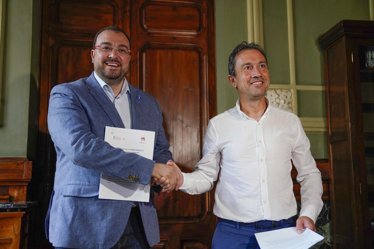 Adrián Barbón y Ovidio Zapico cuando firmaron el acuerdo para conformar gobierno.