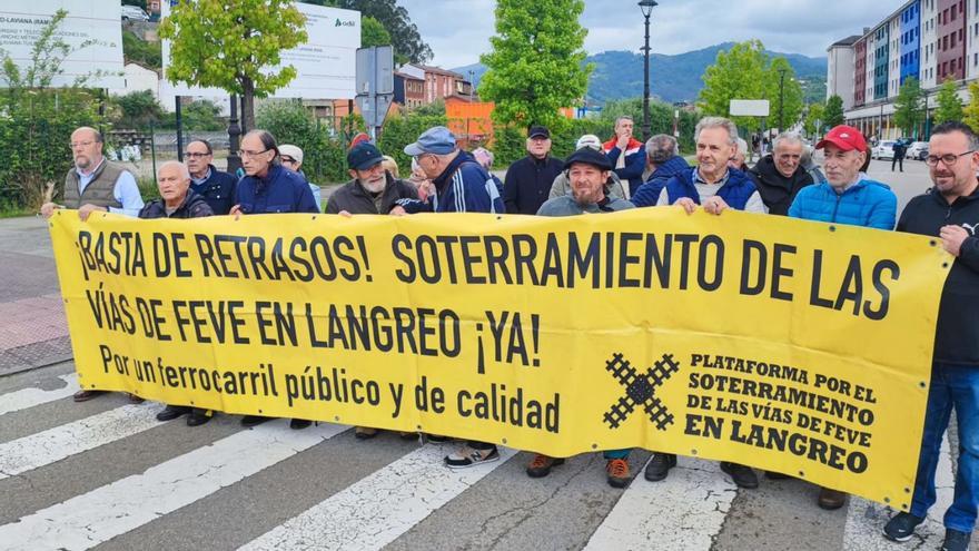 Vecinos y viajeros temen que la reapertura de la línea de tren de Feve en el Nalón quede aplazada &quot;sine die&quot;