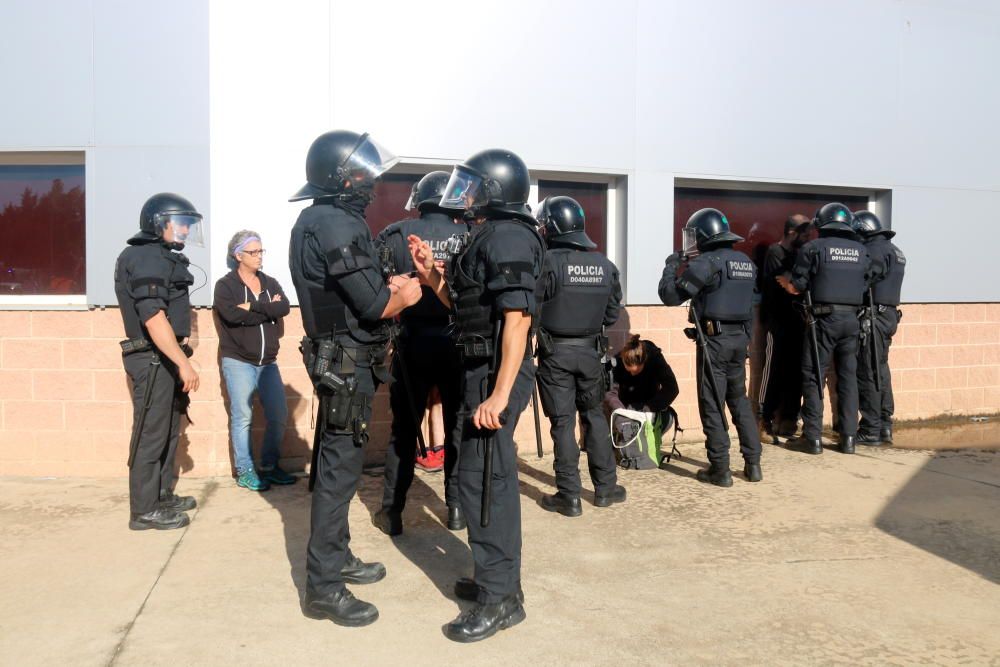 Els Mossos carreguen per dispersar les persones que tallaven la C-65 a Cassà