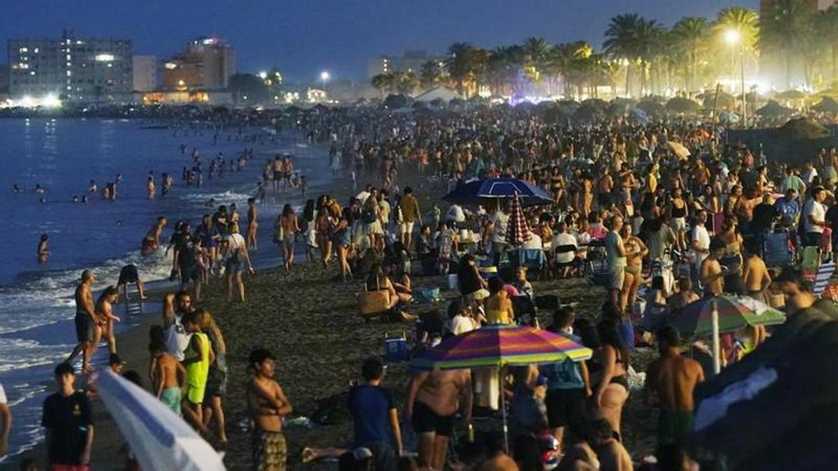 Málaga se prepara para la noche de San Juan.