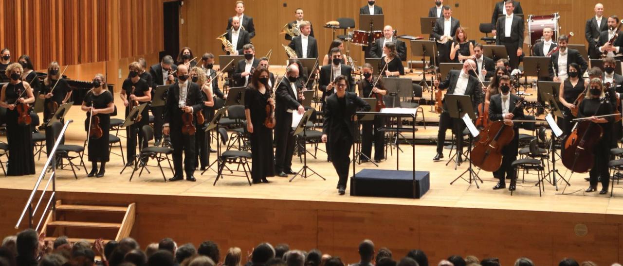 A la izquierda, Peltokoski, ante la OFIL, en el Auditorio. En el recuadro, público asistente. | Cristina Velasco