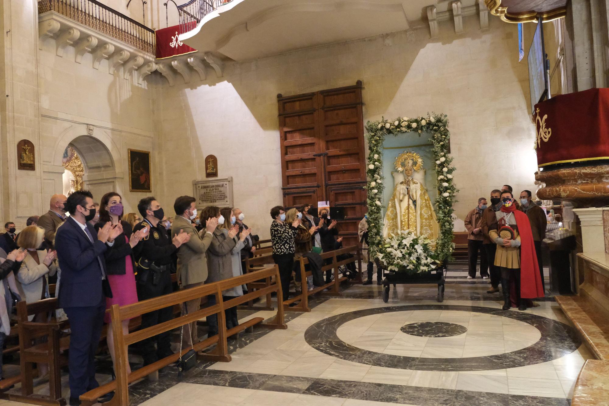 Encuentro íntimo con la Patrona. Los ilicitanos agasajan en Santa María a la Virgen confiados en recuperar en 2022 todo el esplendor de las fiestas de la Venida