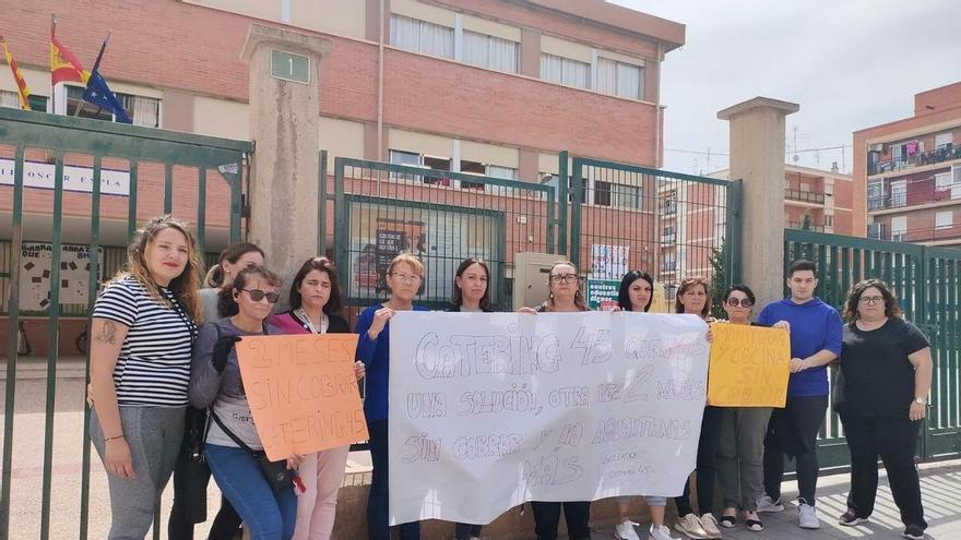 Monitoras de comedor de Alicante protestan por los retrasos de dos meses en cobrar