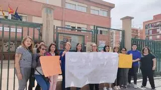 Monitoras del colegio Óscar Esplá protestan por los retrasos de dos meses en cobrar