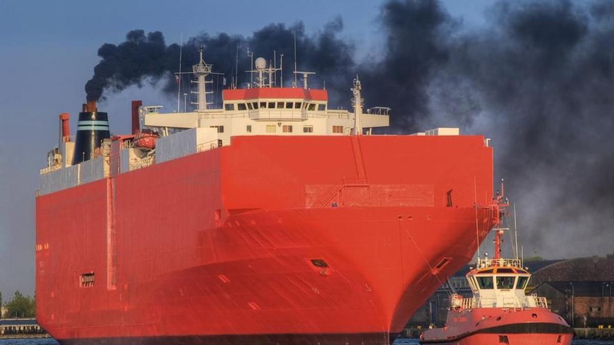 Barco emitiendo contaminación