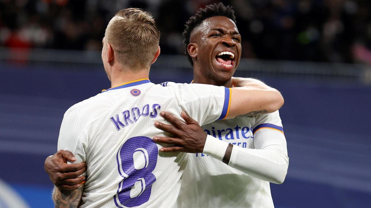 Vinicius celebra uno de sus goles con Kroos