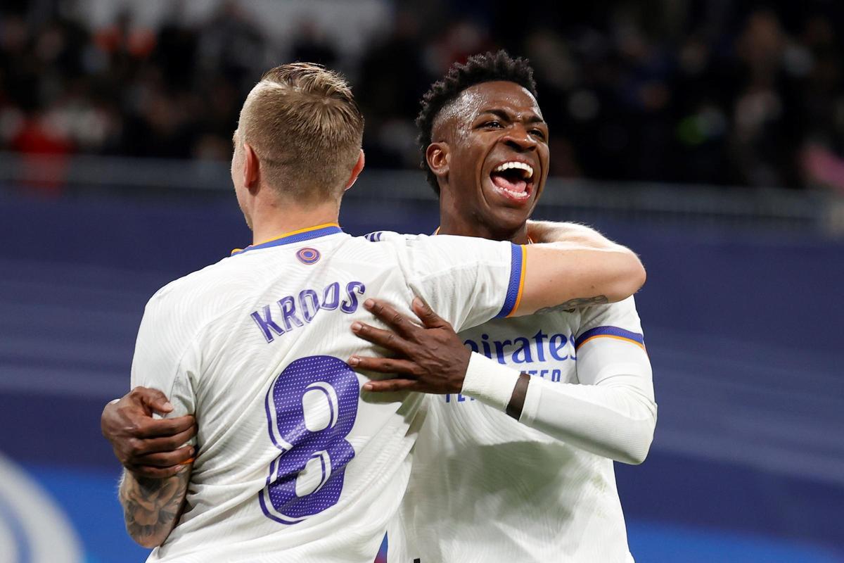 Vinicius celebra uno de sus goles con Kroos