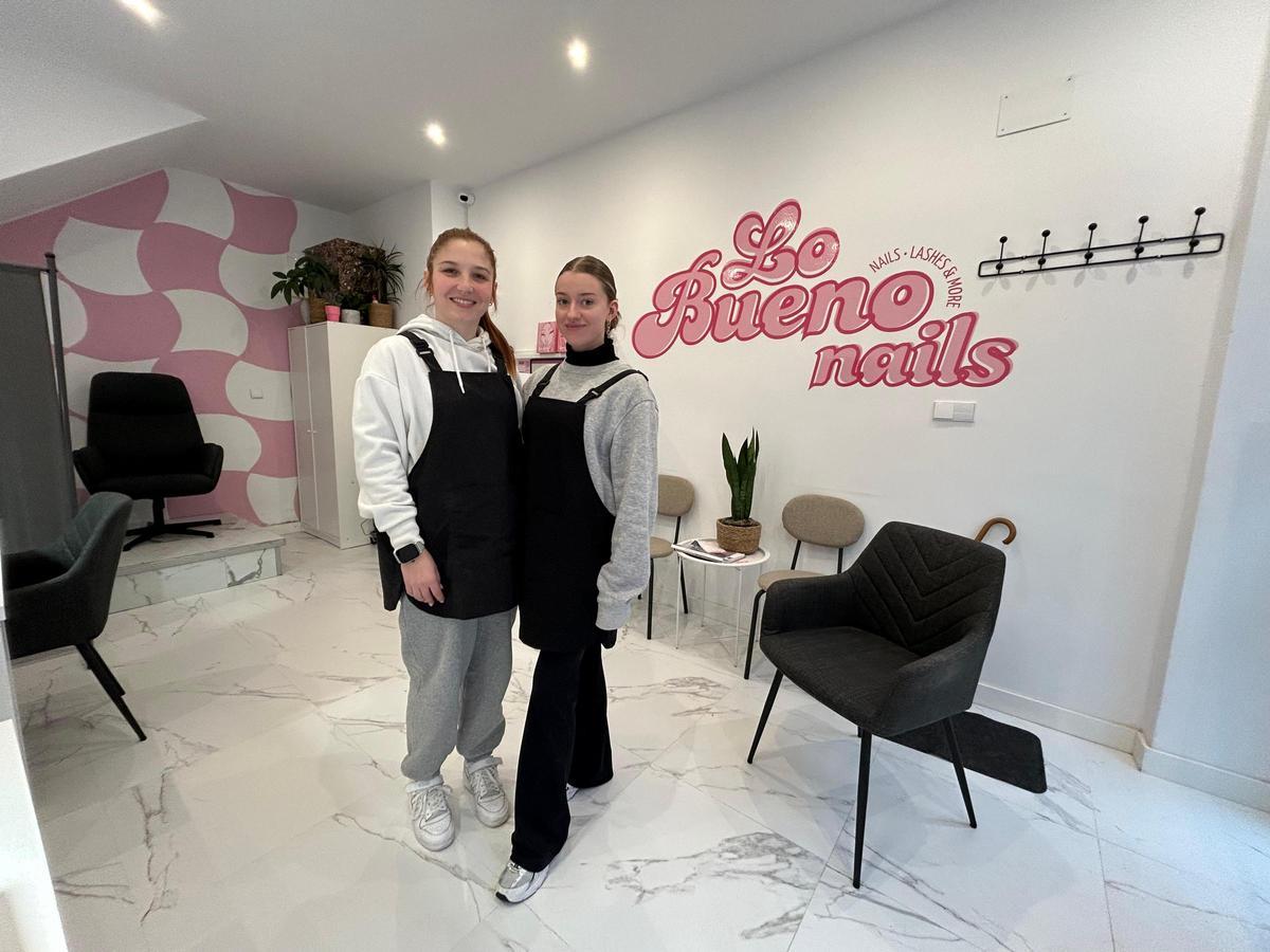 Lucía Otero y Vero Riego, en el interior de Lo Bueno Nails, en Grado.